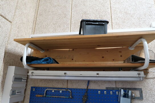 Arbejdsbord med skruestik, kabeltromle, div. Værktøj m.m.