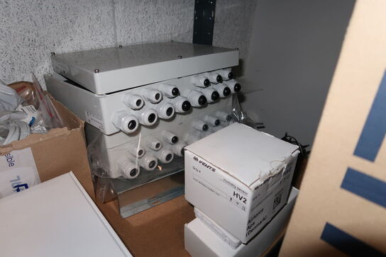 Reol med div. Reservedele