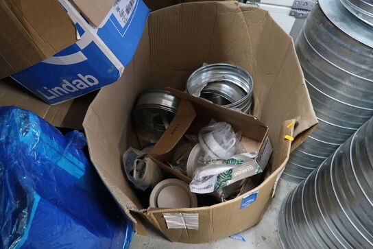 Kasse med ventilationsfitting