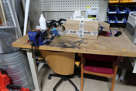 Arbejdsbord med skruestik samt div. Værktøj