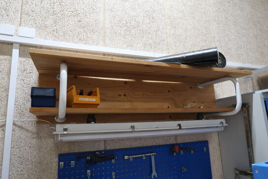 Arbejdsbord med div. Værktøj, værktøjstavle m.m.