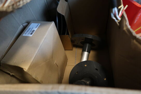 Reol med div. Reservedele