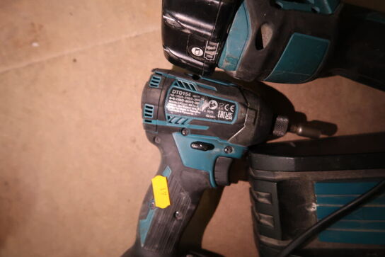 2 stk. akku håndværktøj MAKITA DGA504, DTD154 med 2 stk. batterier og lader