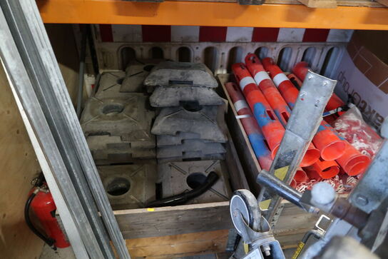 2 stk. paller med afspærringsstolper