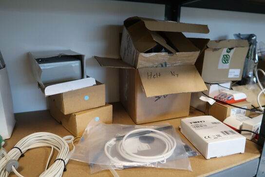 Reol med div. Reservedele