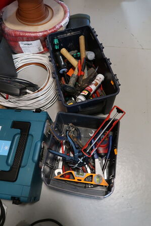 2 stk. kasser med div. Værktøj