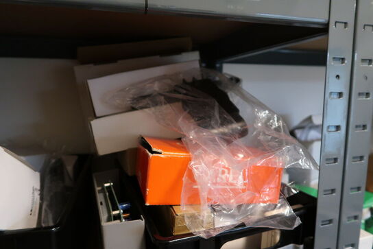 Reol med div. Reservedele