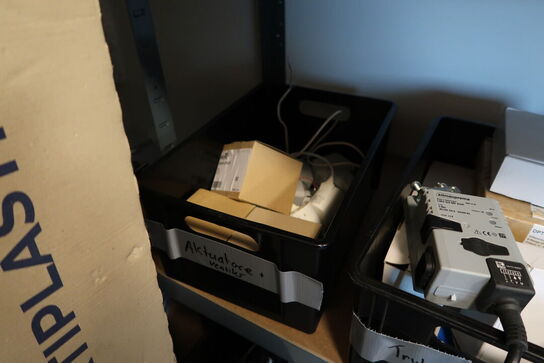 Reol med div. Reservedele