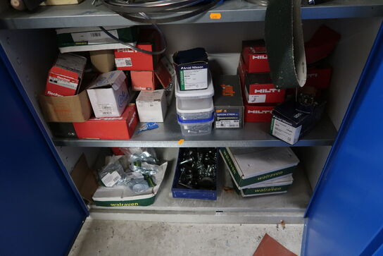 Stålskab med div. Skruer, reservedele m.m.