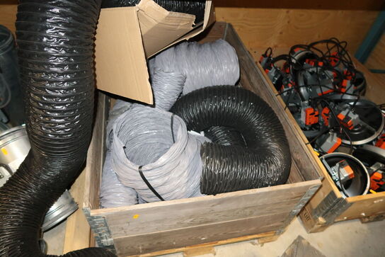 Div. Ventilationsdele samt palle med flexslanger
