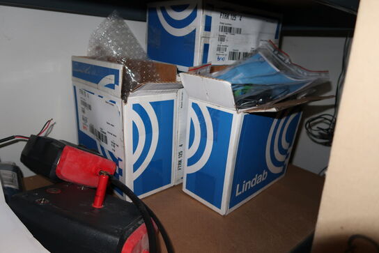 Reol med div. Reservedele