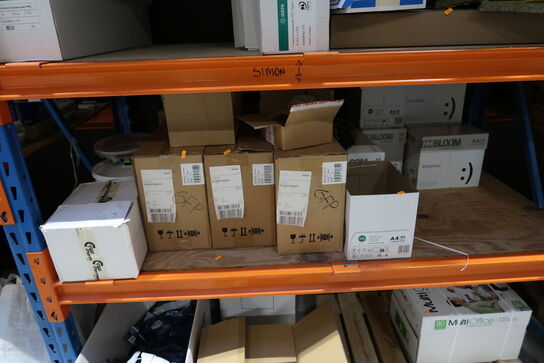 Hylde med div. Varelager samt kopipapir