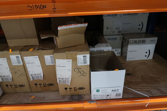 Hylde med div. Varelager samt kopipapir