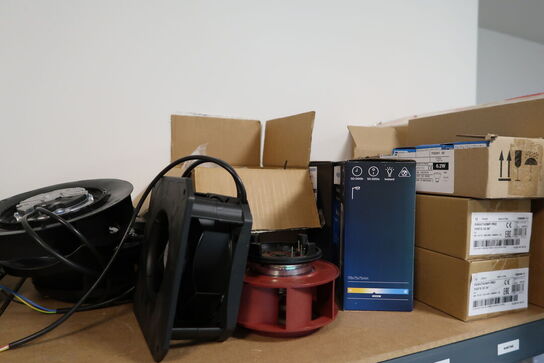 Reol med div. Reservedele