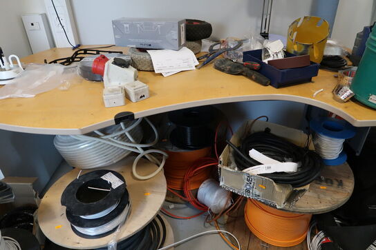 El. hæve/sænke skrivebord, samt lader MAKITA