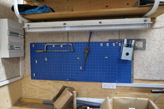 Arbejdsbord med skruestik, kabeltromle, div. Værktøj m.m.