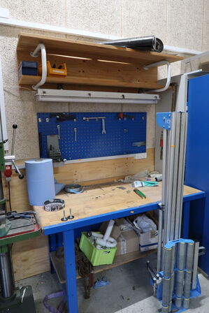 Arbejdsbord med div. Værktøj, værktøjstavle m.m.