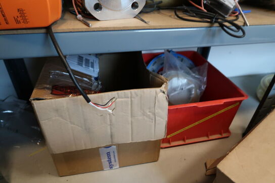 Reol med div. Reservedele