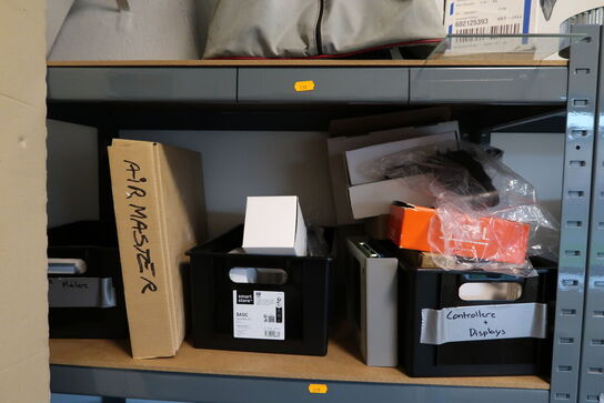 Reol med div. Reservedele