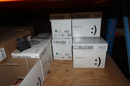 Hylde med div. Varelager samt kopipapir