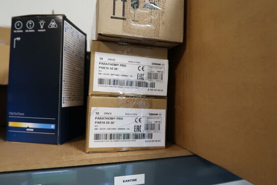 Reol med div. Reservedele