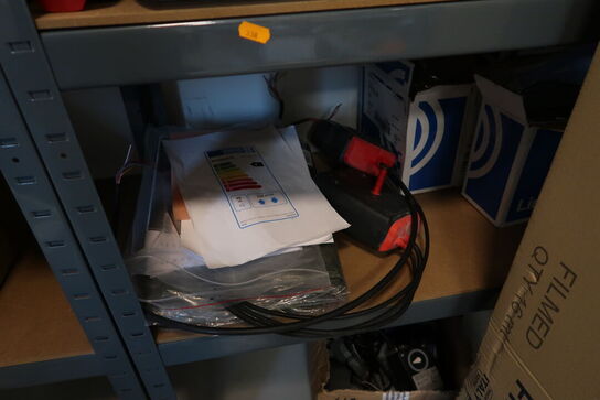 Reol med div. Reservedele