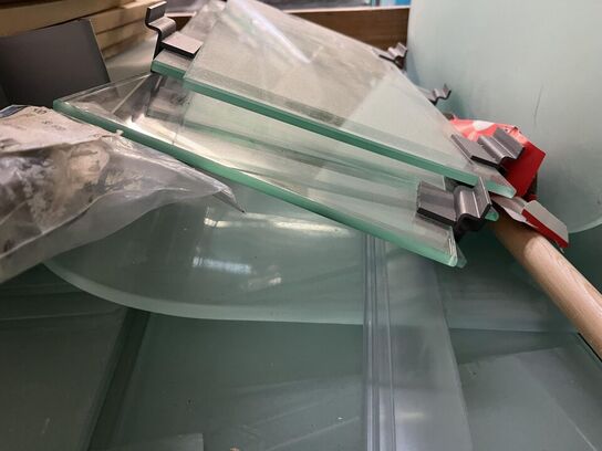 Palle med Glas hylder