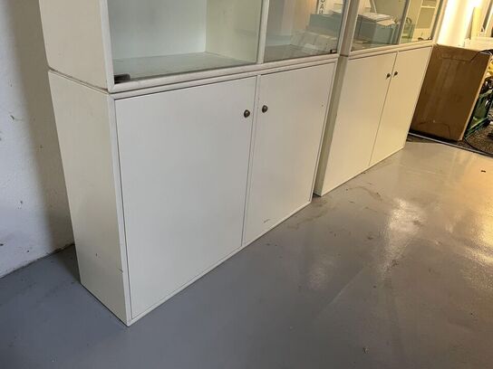 2. Stk. Udstillings skabe med Glas hylder og lys