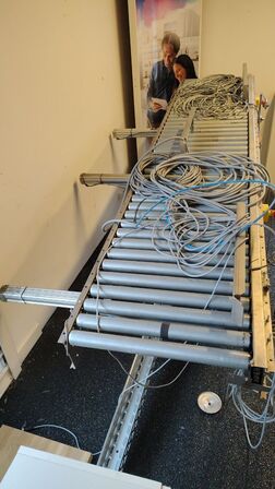 Rulle bånd med metal valser