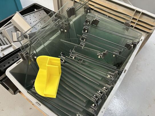 Palle med Glas hylder