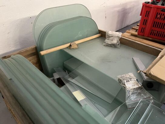 Palle med Glas hylder