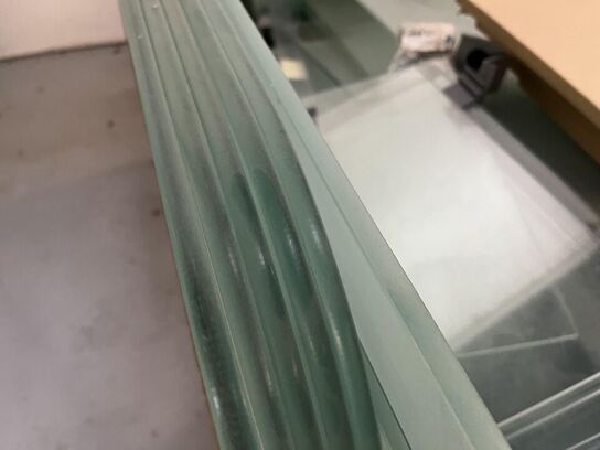 Palle med Glas hylder