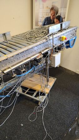 Rulle bånd med metal valser