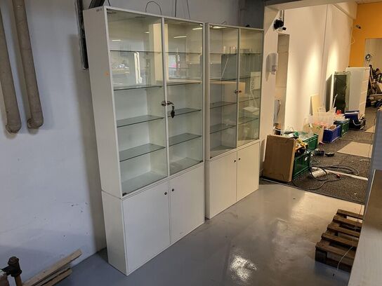 2. Stk. Udstillings skabe med Glas hylder og lys