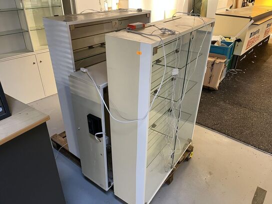 3. Stk. Udstillings ophængsskabe med Glas hylder og lys