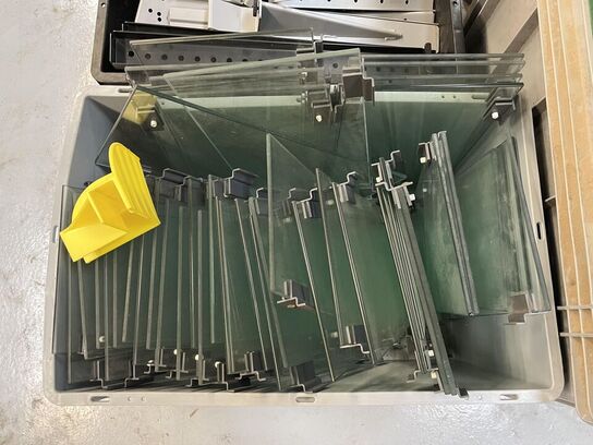 Palle med Glas hylder