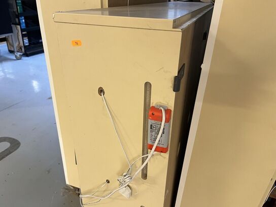 3. Stk. Udstillings ophængsskabe med Glas hylder og lys