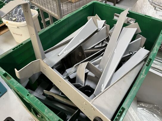 Palle med Glas hylder