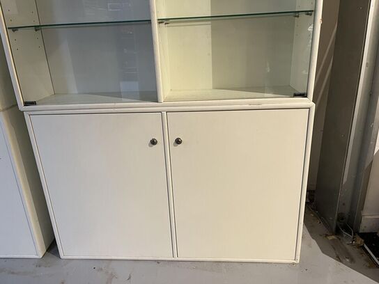 2. Stk. Udstillings skabe med Glas hylder og lys