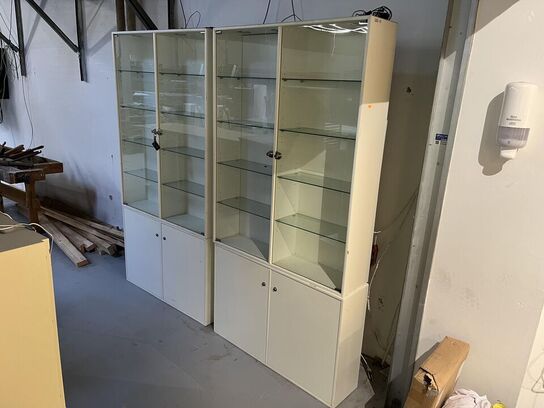 2. Stk. Udstillings skabe med Glas hylder og lys