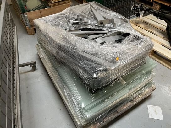 Palle med Glas hylder