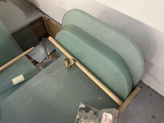 Palle med Glas hylder