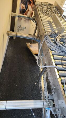 Rulle bånd med metal valser