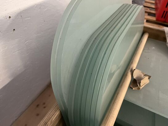 Palle med Glas hylder