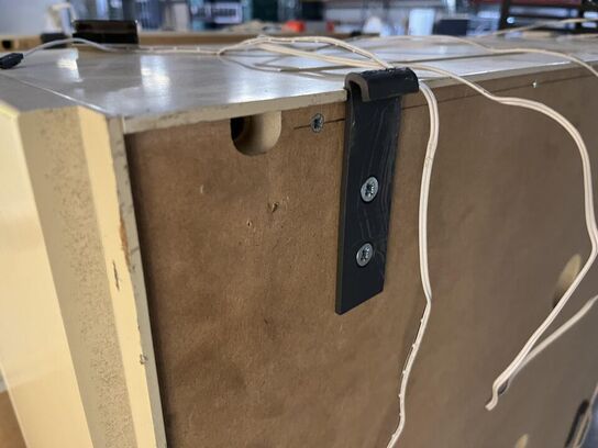 3. Stk. Udstillings ophængsskabe med Glas hylder og lys