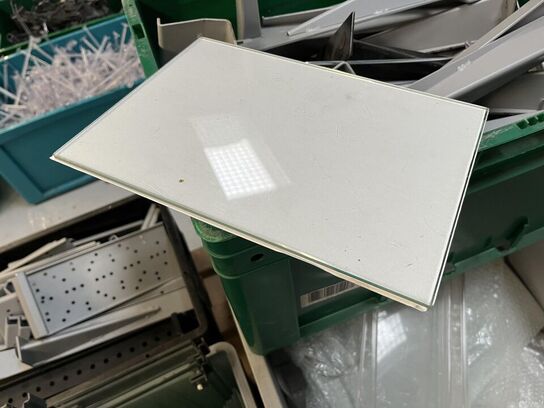 Palle med Glas hylder