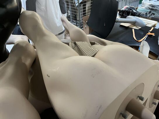 Kasse med Mannequindukker