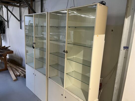 2. Stk. Udstillings skabe med Glas hylder og lys