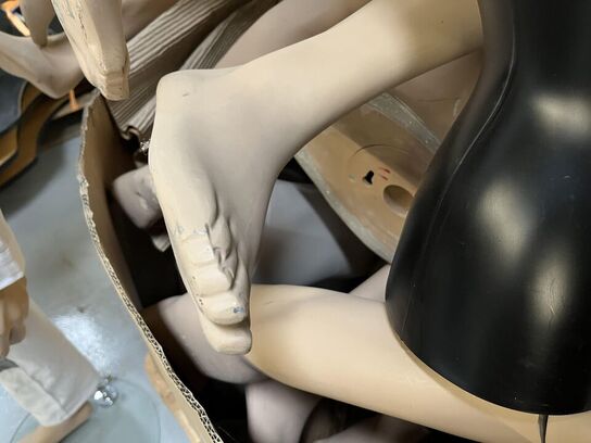 Kasse med Mannequindukker