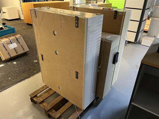 3. Stk. Udstillings ophængsskabe med Glas hylder og lys